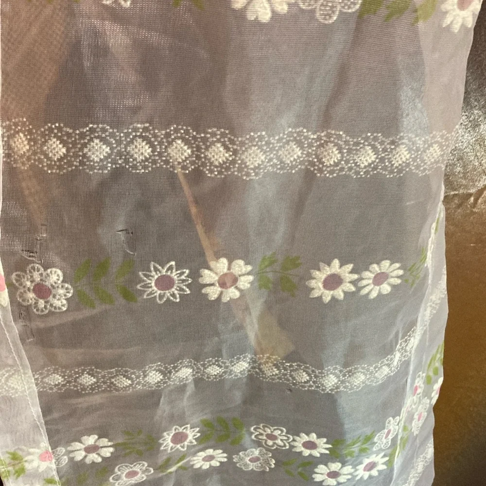 1 piece vintage flocked daisy valance curtain. Cream raised flocked flower 410